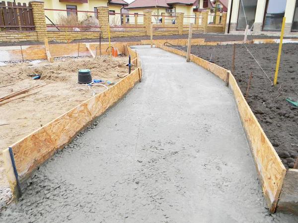 Resurfacing or Replacing? Concrete Driveway Albuquerque Solutions